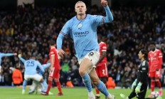 包含拜仁连续五场破门，哈兰德主帅直言：这小子挡不住！的词条