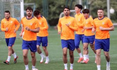 包含海港遭遇争议红牌，本泽马乘势反超比分完成逆转的词条