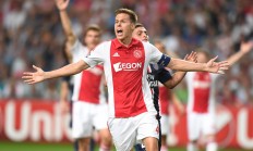 包含阿贾克斯错失单刀球，波尔图门将神勇扑救成最大功臣！的词条