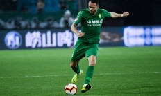 包含莱比锡今日表现抢眼，国安整场无解，教练赛后亲自拥抱的词条