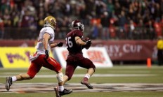 欧联杯季后赛对决在即！利物浦演练定位球，多特蒙德密集防守应对